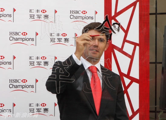 数位高尔夫球星在庭院中整齐列队，手持长剑跟随太极师傅做出白鹤亮翅的优雅招式。