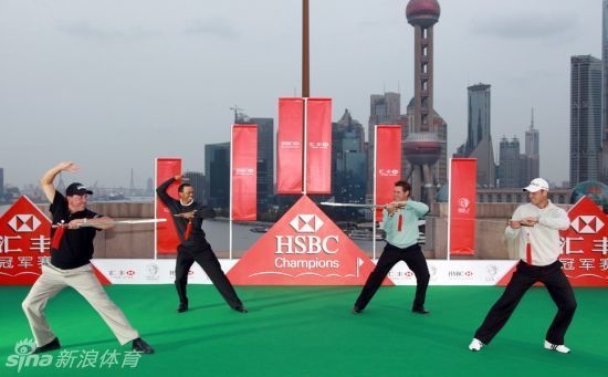 一位球星正在尝试中国传统乐器琵琶，手指轻抚琴弦，神情专注而充满新奇感。