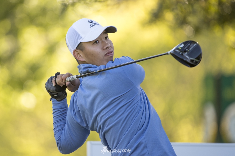 关天朗完成训练潇洒收杆,动作流畅充满自信