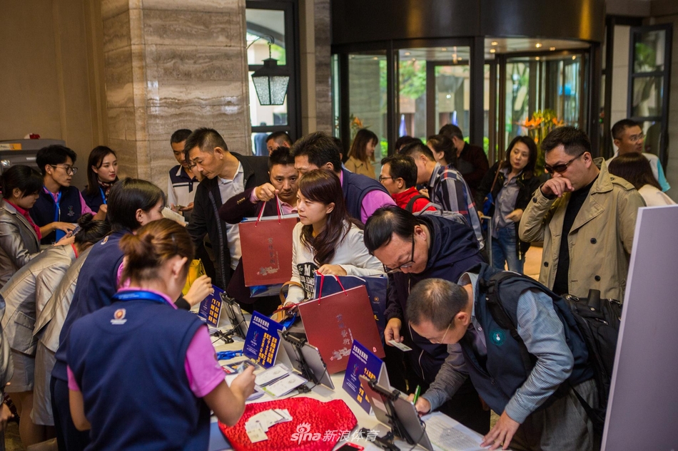 与会嘉宾在茶歇间愉快交流，笑容中洋溢着重逢的喜悦与合作的默契