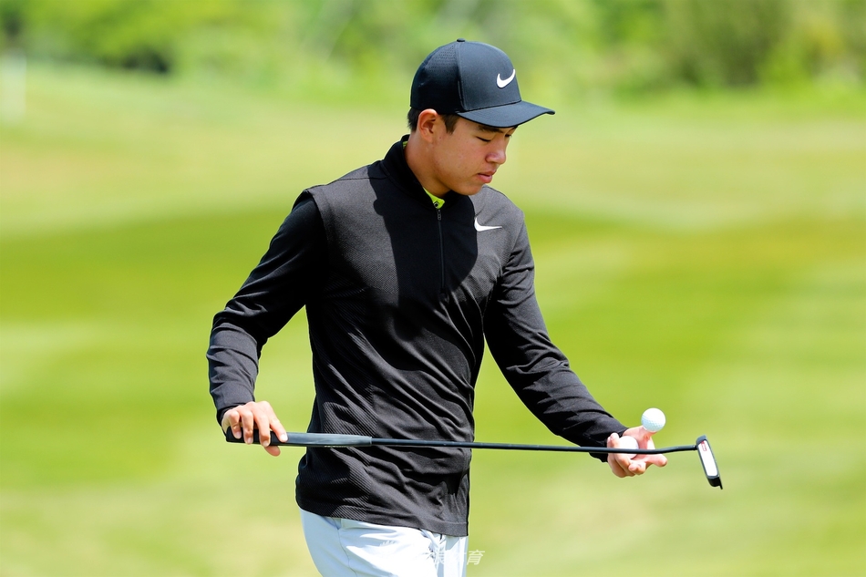 金诚凝视远方,在训练中为应对大风天气做专注准备