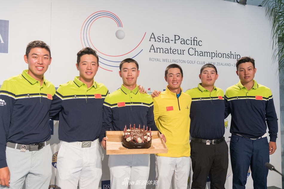 关天朗迎来十九岁生日,笑容灿烂,队友围聚送祝福