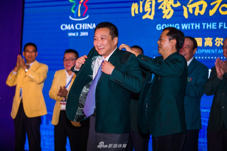 重庆上邦高尔夫球会球场全景，展现了山地绿茵与远山如黛的和谐画卷