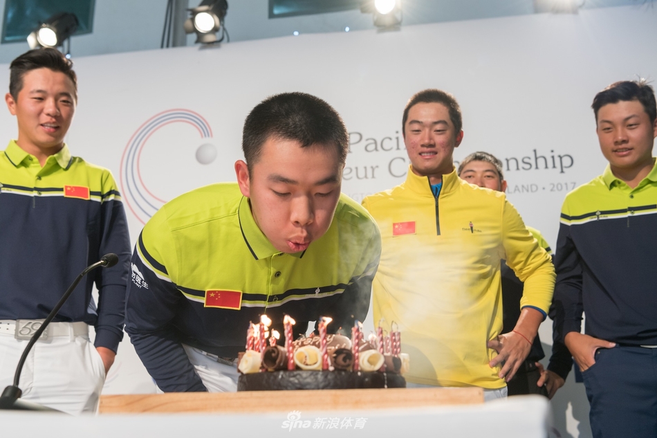 中国队六位球员赛前自信合影,展现团队力量与昂扬斗志