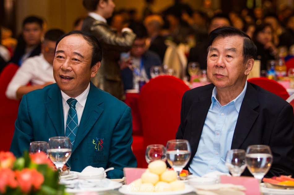 传承时刻：象征荣誉与责任的绿夹克披上新任承办方代表肩头