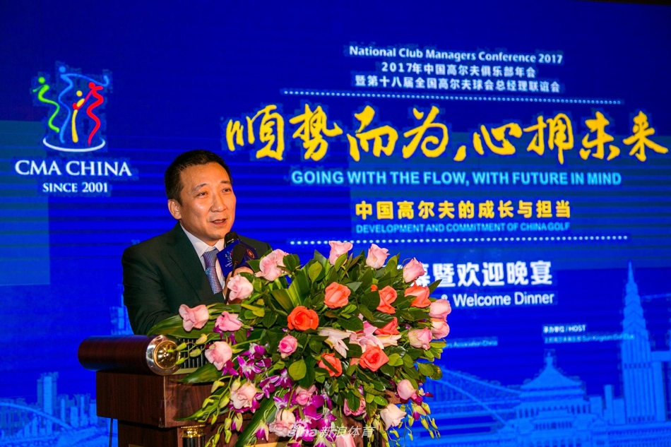 与会代表认真翻阅会议资料，沉浸于行业知识的海洋中寻求突破之道