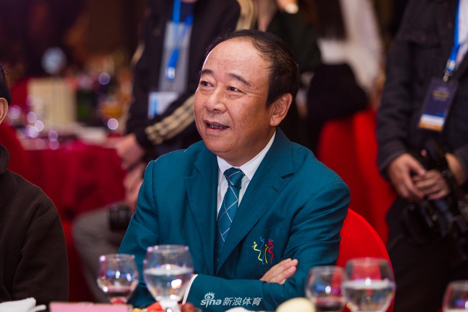 高尔夫行业精英齐聚一堂合影留念，记录下第十八届总联会的历史性瞬间