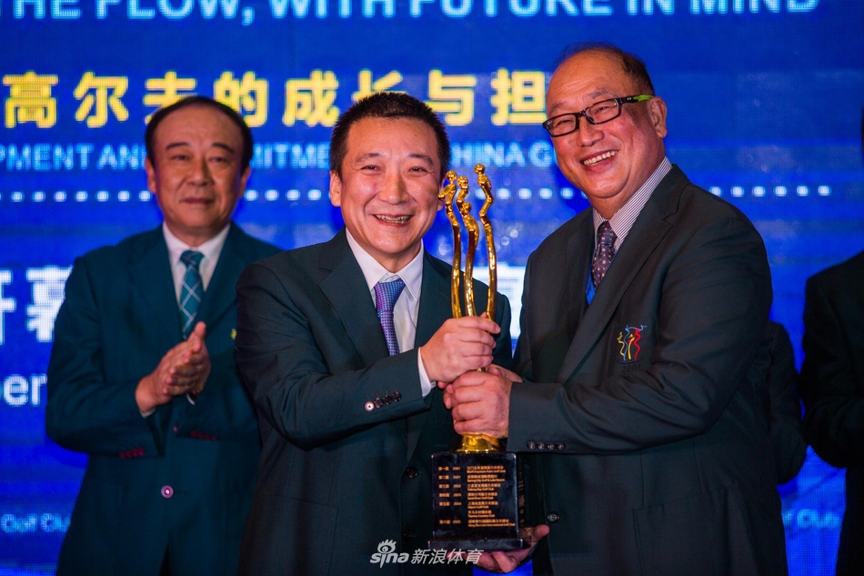 大会会场灯火辉煌，座无虚席，展现了中国高尔夫行业团结一心面向未来的宏大场面