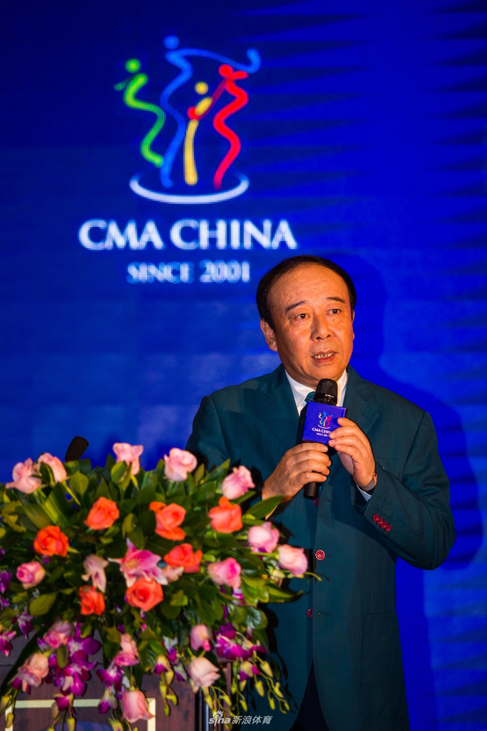 嘉宾聚精会神聆听主旨演讲，会场充满了思想碰撞与求索未来的专注氛围