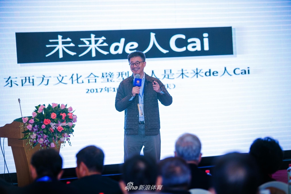 与会嘉宾在茶歇时端着咖啡杯愉快交谈，背景是论坛的签到墙或展示区，氛围轻松且 networking 气息浓厚。