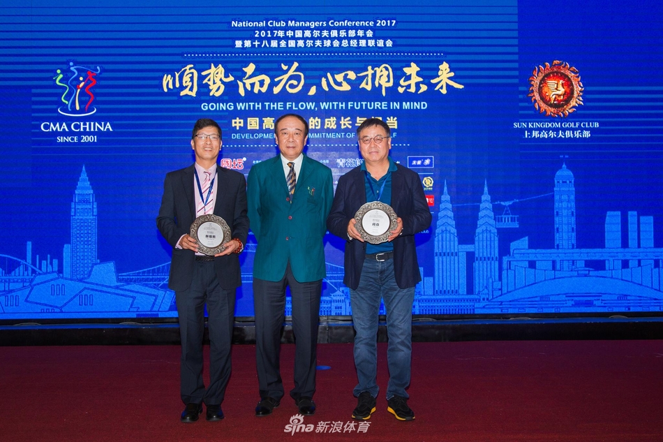 论坛现场全景，众多与会者齐聚一堂，聚精会神聆听台上嘉宾的精彩演讲，气氛专注而热烈。