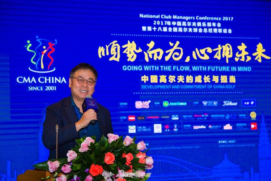 分论坛讨论现场，主持人引导话题，几位嘉宾围坐桌前深入交流，背景板上的论坛主题鲜明突出。