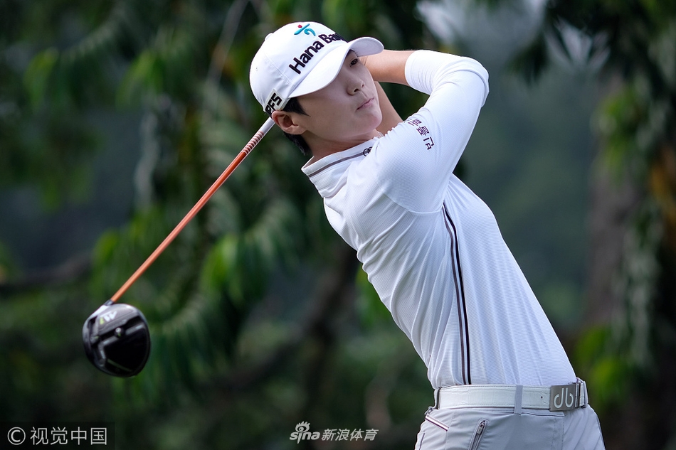 世界排名第二的朴城炫在比赛中凝神准备击球，展现顶尖球员的专注力