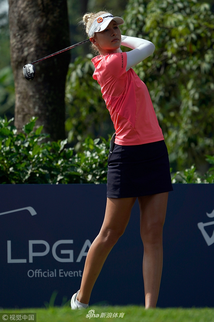 美国新星内莉·科达在赛场行走，其修长身型与自信步伐显露巨星潜质