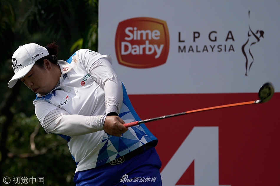 冯珊珊全力挥杆开球瞬间，球杆与身体形成完美发力线条