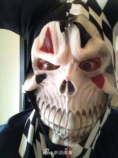 简森·戴伊全家福温馨满溢,夫妻俩带着孩子扮成森林动物家族,毛绒绒的装扮下是藏不住的笑容与爱意