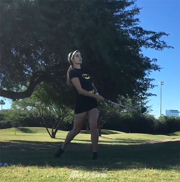 斯滕森一家北欧风情装扮,孩子们戴着精灵尖耳,在简约温馨的家居背景中分享万圣节糖果的甜蜜瞬间