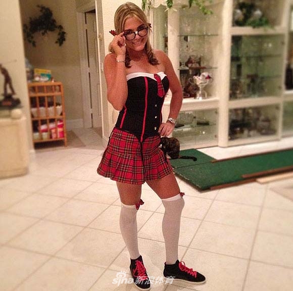 杰西卡·科达与家人装扮成星际战士,未来感银色服装与炫目灯光交织出科幻大片般的场景