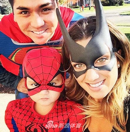 网红高尔夫达人佩琪一袭梦幻蓝裙扮成童话公主,裙摆飞扬间身边堆满了斑斓的南瓜与糖果