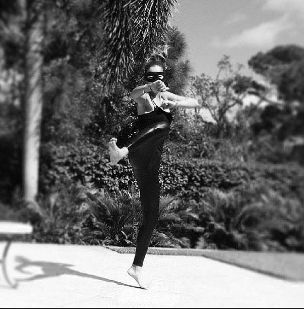 达斯汀·约翰逊变身加勒比海盗,手持弯刀目露‘凶光’,背后的南瓜灯映照出他强健的身形轮廓