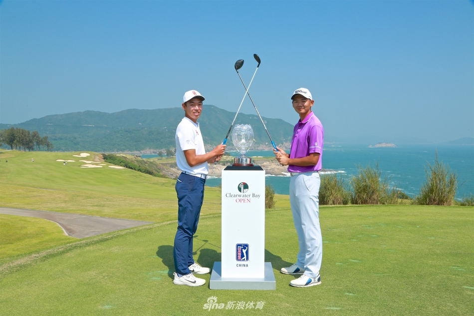 黑纯一在新闻发布会上面带微笑，专注回答记者提问，背景是醒目的清水湾公开赛标志，尽显职业球员的沉稳与风度。