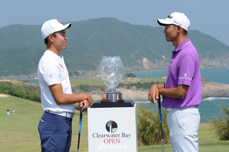 清水湾公开赛奖杯特写，奖杯造型优雅流畅，倒映着赛场灯光，仿佛凝聚了所有球员的梦想与汗水，等待最终的王者捧起。