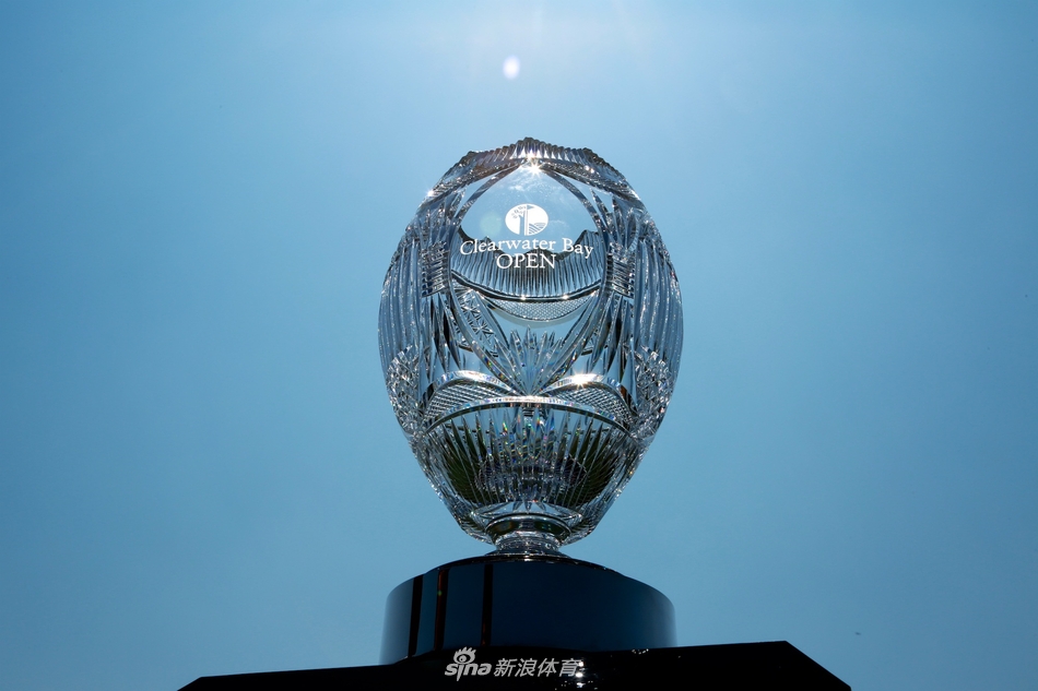 金诚与黑纯一在练习果岭上相视而笑，金诚手持推杆做示范手势，黑纯一侧耳倾听，生动展现了两位球星之间的技术交流与融洽氛围。