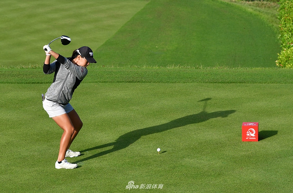 杨涛丽从容应对沙坑救球，沙花飞溅中小球成功脱困