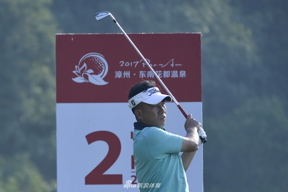 颁奖典礼预备现场，奖杯在灯光下熠熠生辉，等待着今日表现卓越的获胜者们。