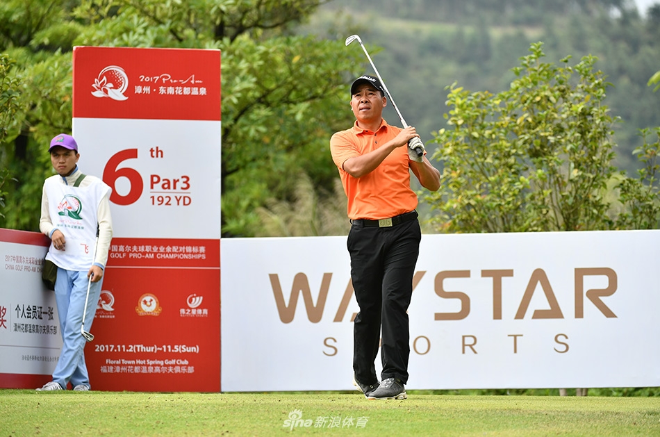 比赛现场全景，多位球员与搭档漫步在风景如画的球道上，气氛既竞争又和谐。