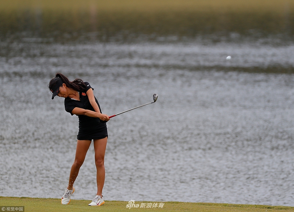 南加大女子高尔夫球队成员共同庆祝胜利,她们围绕着奖杯,分享着这来之不易的团队荣耀时刻。