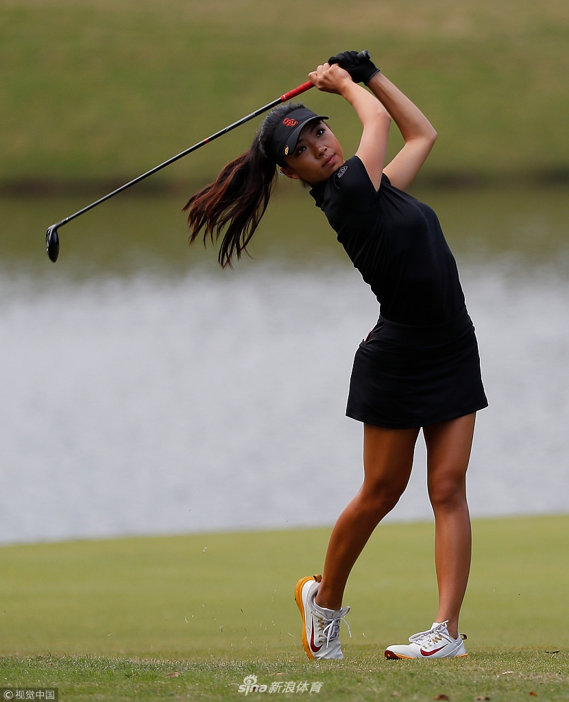 何沐妮全力挥杆击球瞬间,动作流畅充满力量,白色小球在空中划出一道清晰的弧线。