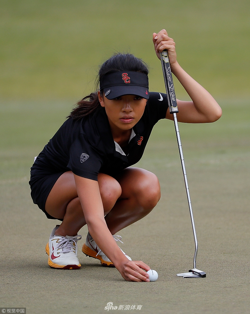 何沐妮完成一次优雅的收杆动作,身体平衡而舒展,象征着其击球技术的稳定与完美。