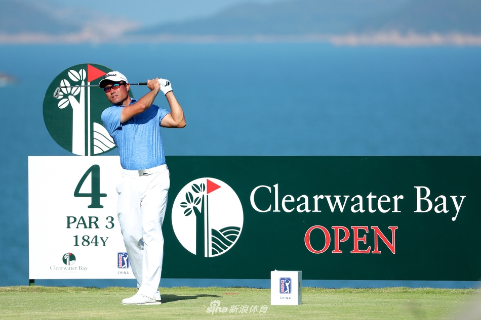 澳大利亚高尔夫球手冈恩-沙恩卡尔在比赛中挥杆，动作流畅有力，白色的高尔夫球在绿茵场上空划出一道清晰的弧线。