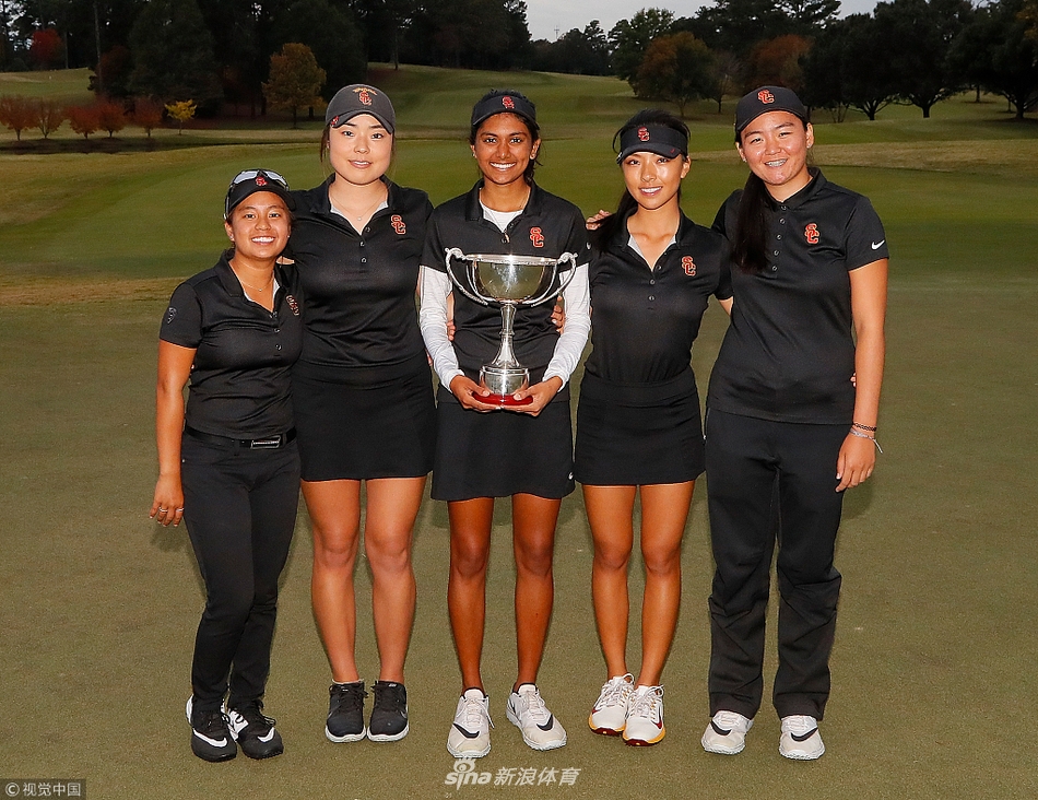 王梓漪在比赛中观察球路,她沉着冷静的姿态展现了斯坦福球员顶尖的战术素养。