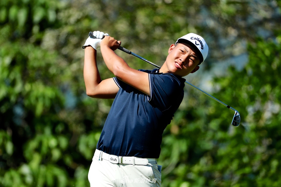 比赛中的长腿美女观众正专注地观看比赛，她站在绿草如茵的球场边，构成了赛场一道亮丽而充满活力的风景线。