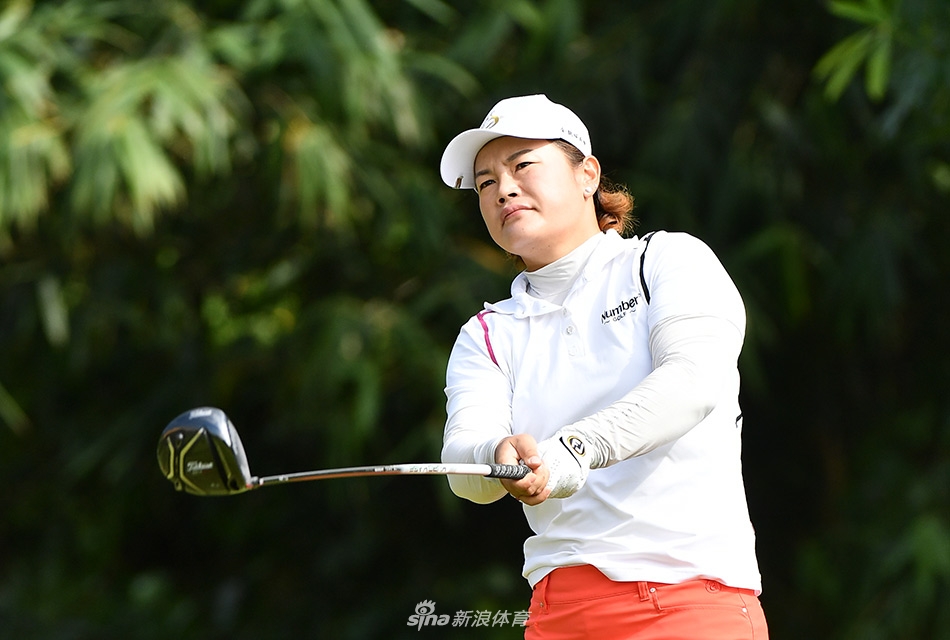 刘艳完成推杆后露出微笑，与同组选手友好交流