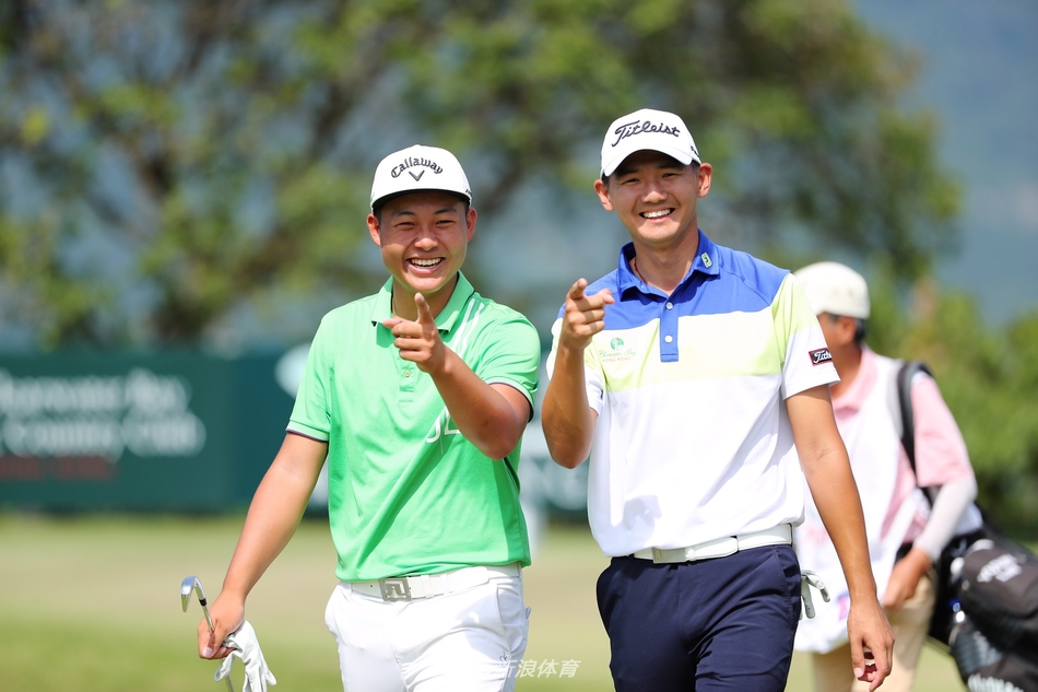 金诚在练习轮与同组球员轻松合影，笑容灿烂，展现了大赛前夕难得的松弛与友谊