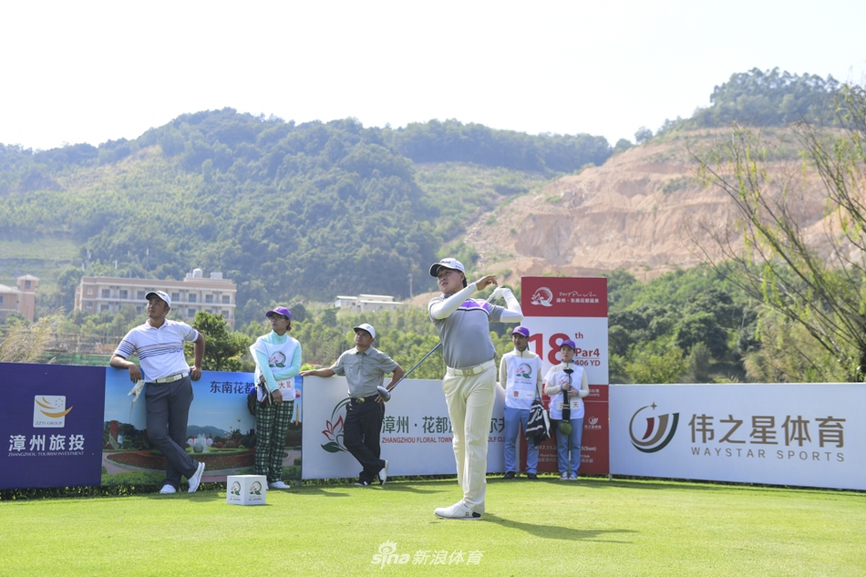 赛场精彩瞬间集锦，捕捉多位球手挥杆的动感身影与比赛中的紧张激烈氛围。