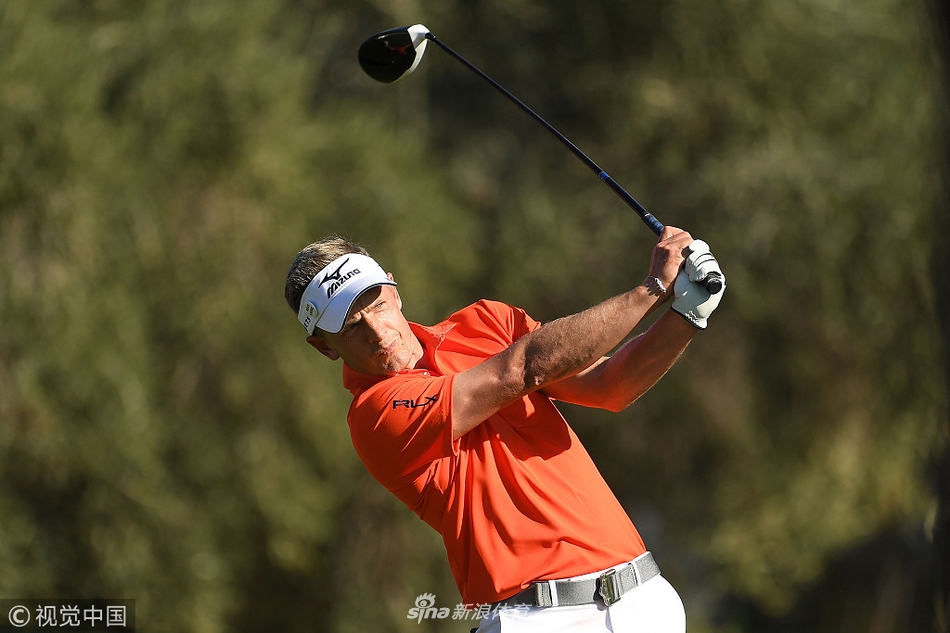 卢克-唐纳德准备开球，姿势标准优雅，凸显其经典球风。