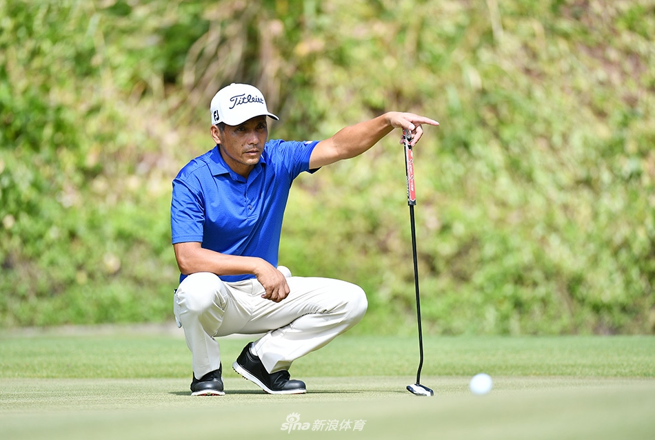 袁浩在果岭上沉稳推杆，动作精准而平静，胜负尽在这方寸之间的轻柔一触。