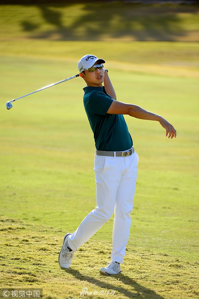 韩国名将裴相文在长草区中仔细寻找球位，面露难色，展现了比赛的挑战性。