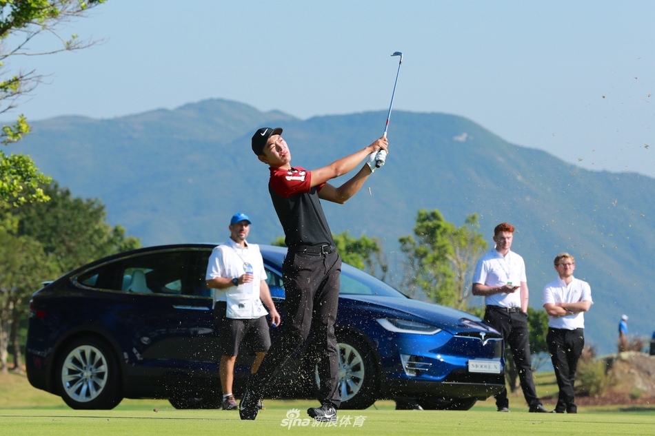 黑纯一与林钰鑫在球道上并肩行走交流，黑纯一侧身倾听，画面充满了前辈对后辈的关照之情