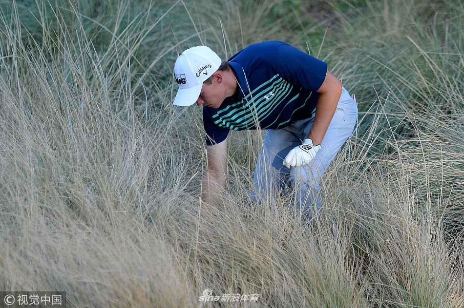 比赛因夜幕降临而暂停，裁判与球员在昏暗光线下确认成绩，背景是深蓝色的天空。