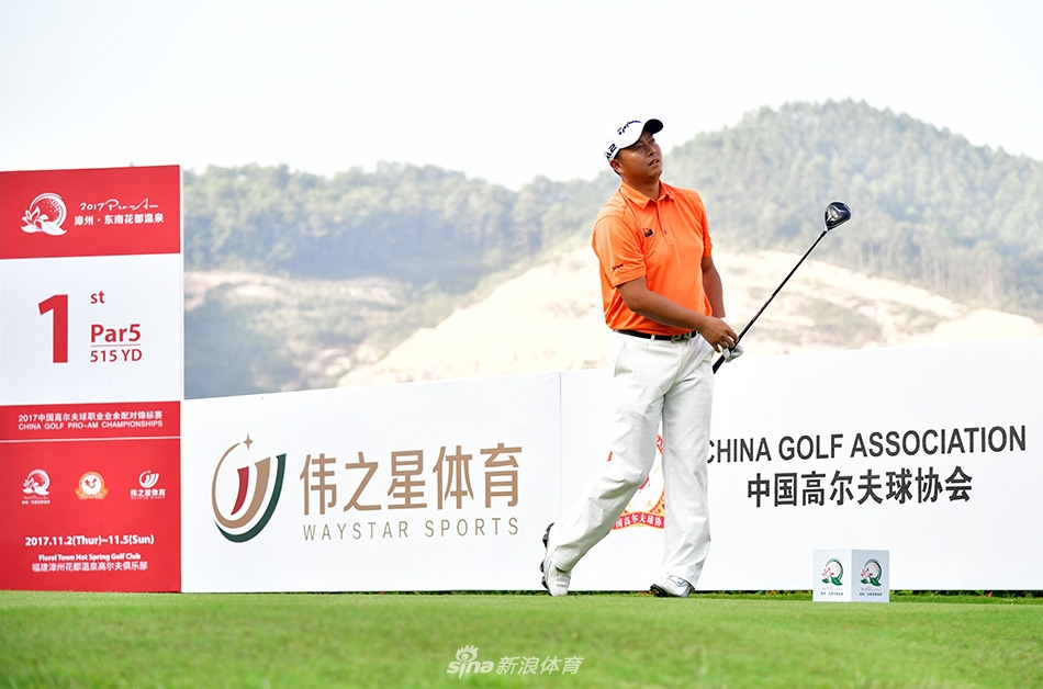 吴红富潇洒开球英姿，阳光勾勒出其专注的侧影与充满张力的挥杆轨迹。