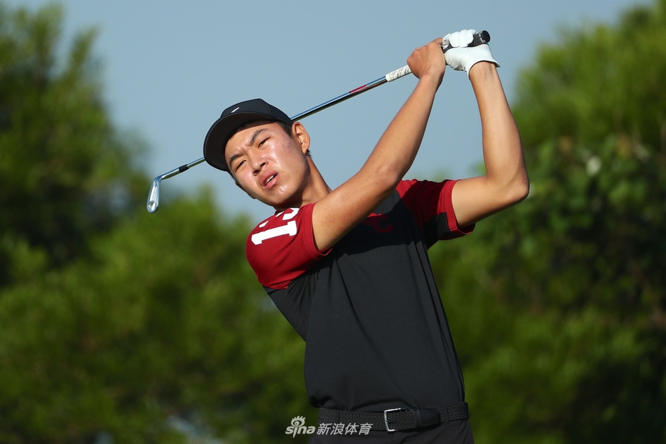 林钰鑫在沙坑中救球，身体紧绷，沙杆划起一道弧线，沙砾飞扬间尽显力挽狂澜的决心