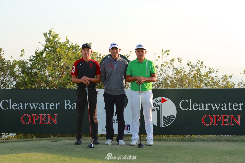 金诚完成一次有力的开球，身体扭转充分，杆头速度极快，小白球在蓝天背景下划出笔直的弹道