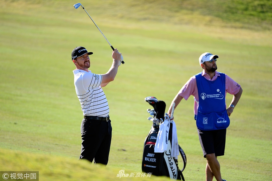 吉米-沃克尔在攻果岭后完成随挥动作，目光紧随小球飞向果岭。
