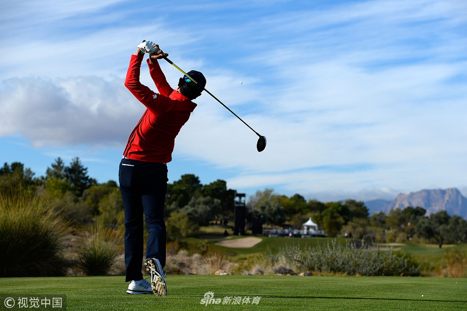 吉米·沃克尔在果岭上沉稳推杆,面庞专注,为慈善而战赋予了每一次击球更深的意义。