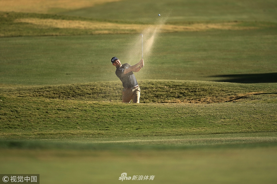 布赖森·德尚博凝神静气,在击球前细致观察远处落点,权衡每一丝风力与地形变化。